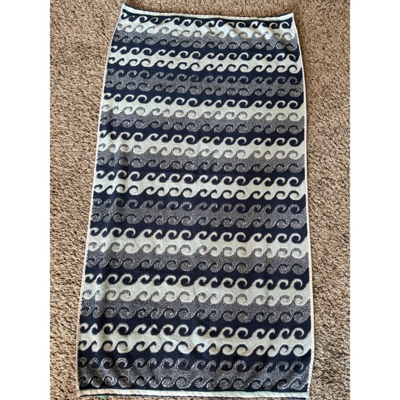 Pillowfort Bath Towels Wave Design Set Of 2 - Picture 4 of 14